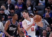 开云APP-篮网完胜雄鹿，加里纳利统治全场的简单介绍