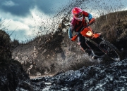 开云官网-绿茵场上的绝地反击，乒乓台前的炽热状态，体育精神的多元闪耀