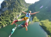 开云体育-当碾压遇见带队，绿茵场与乒乓台的双重奏