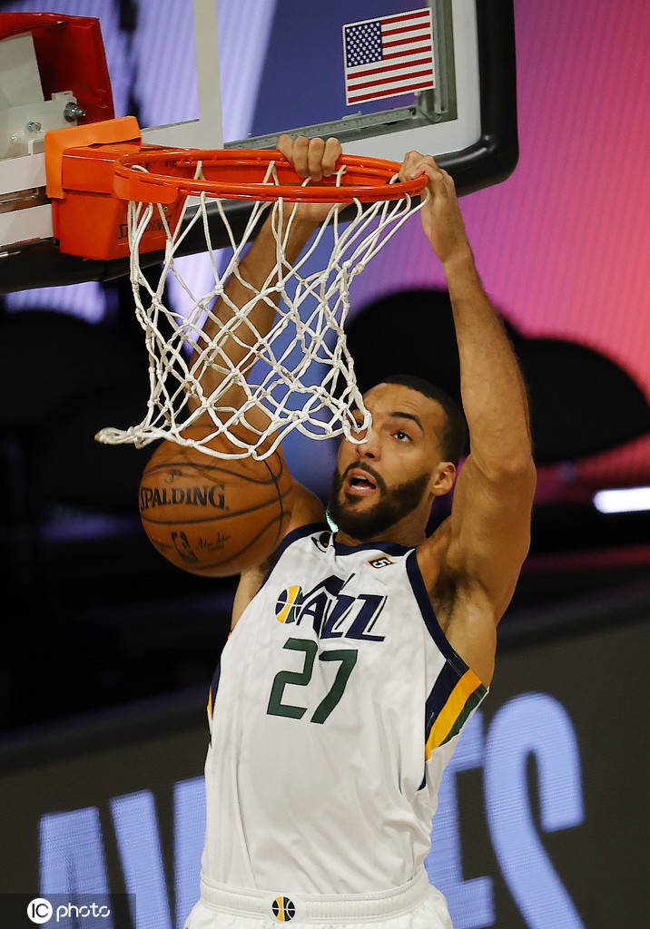 掘金险胜步行者，萨姆·米切尔关键制胜