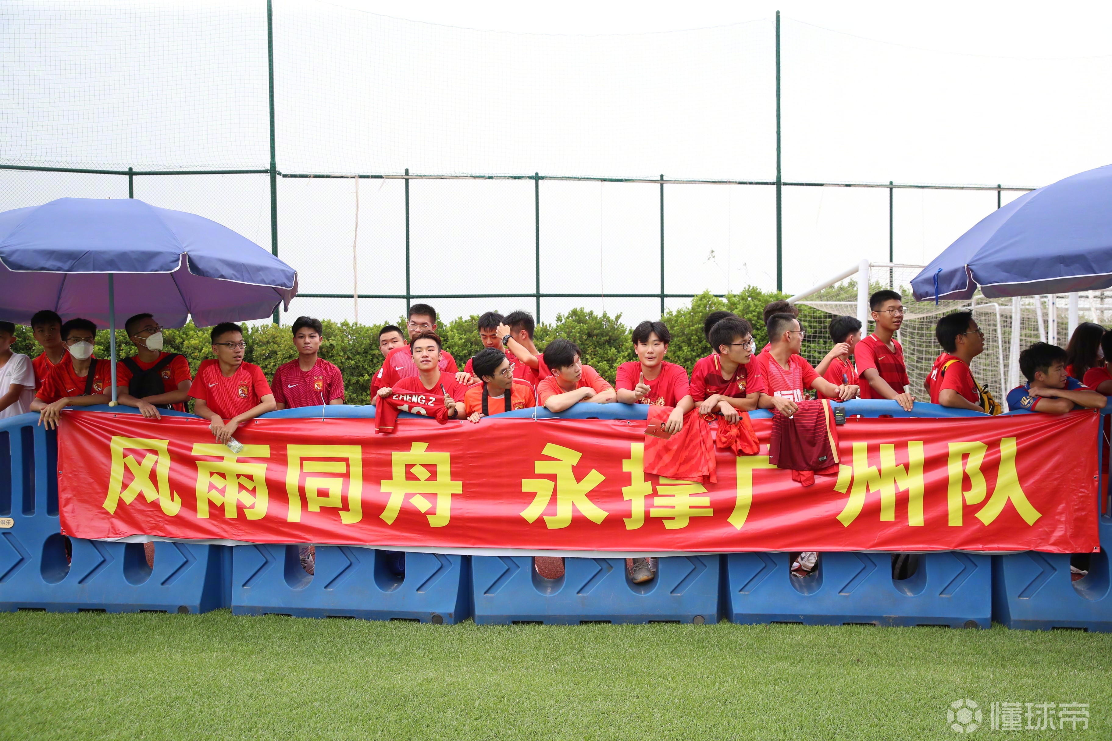 包含雷恩队球迷热情，为球队加油助威的词条