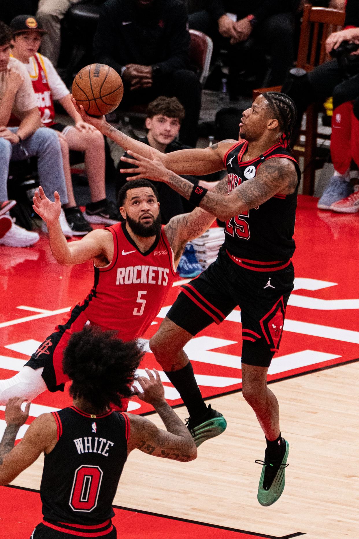 包含公牛球员训练备战，全力以赴夺冠的词条