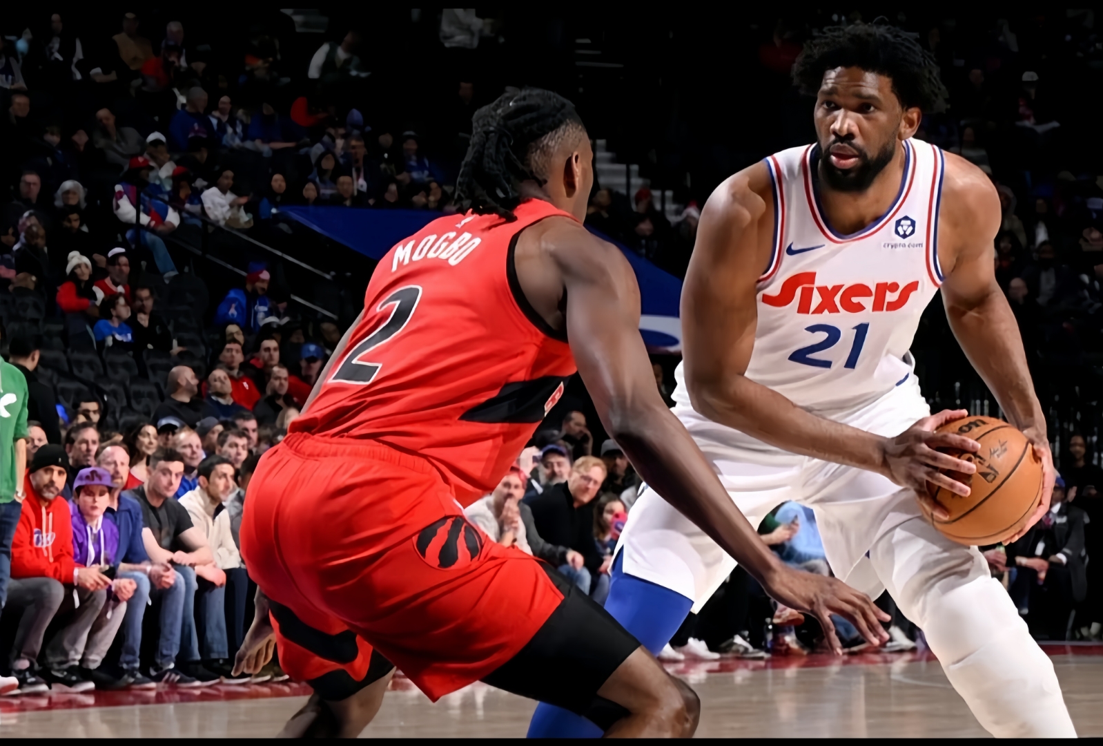 人主场失利,恩比德高效表现难救主 人主场失利,恩比德高效表现难救主