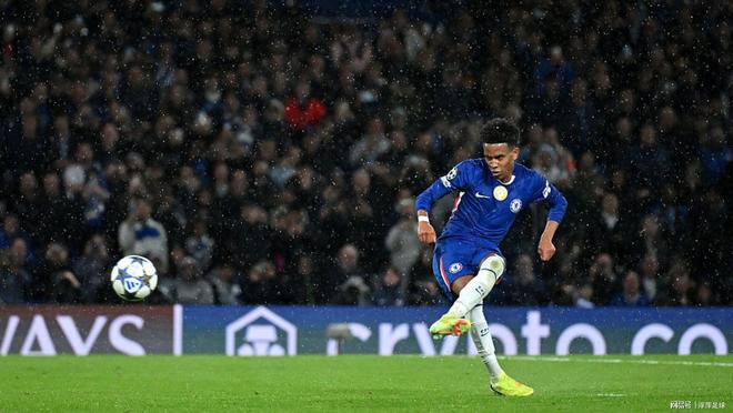 关于切尔西被阿贾克斯逼平，战况胶着激烈的信息