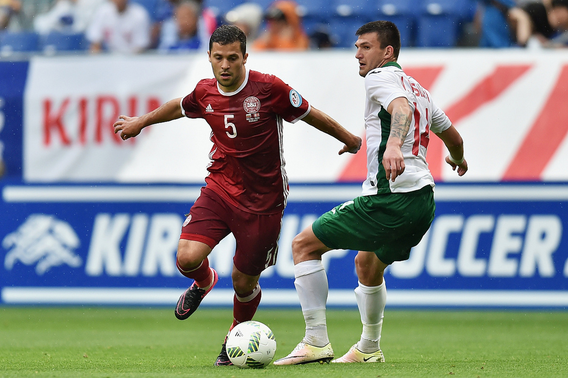 包含比勒费尔德战胜领头羊，久违夺冠的词条