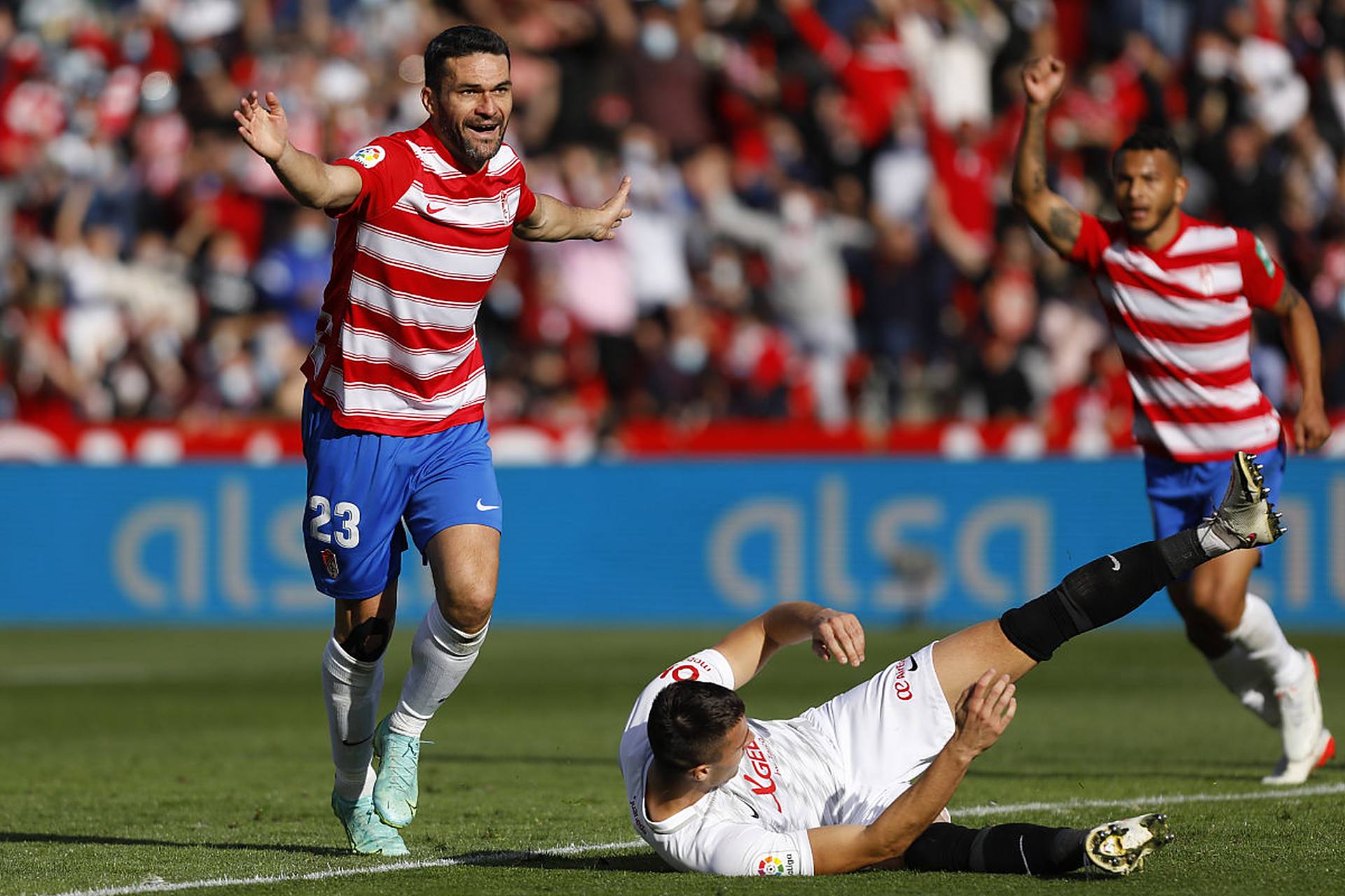 包含格拉纳达主场惨败，保级压力持续加大的词条