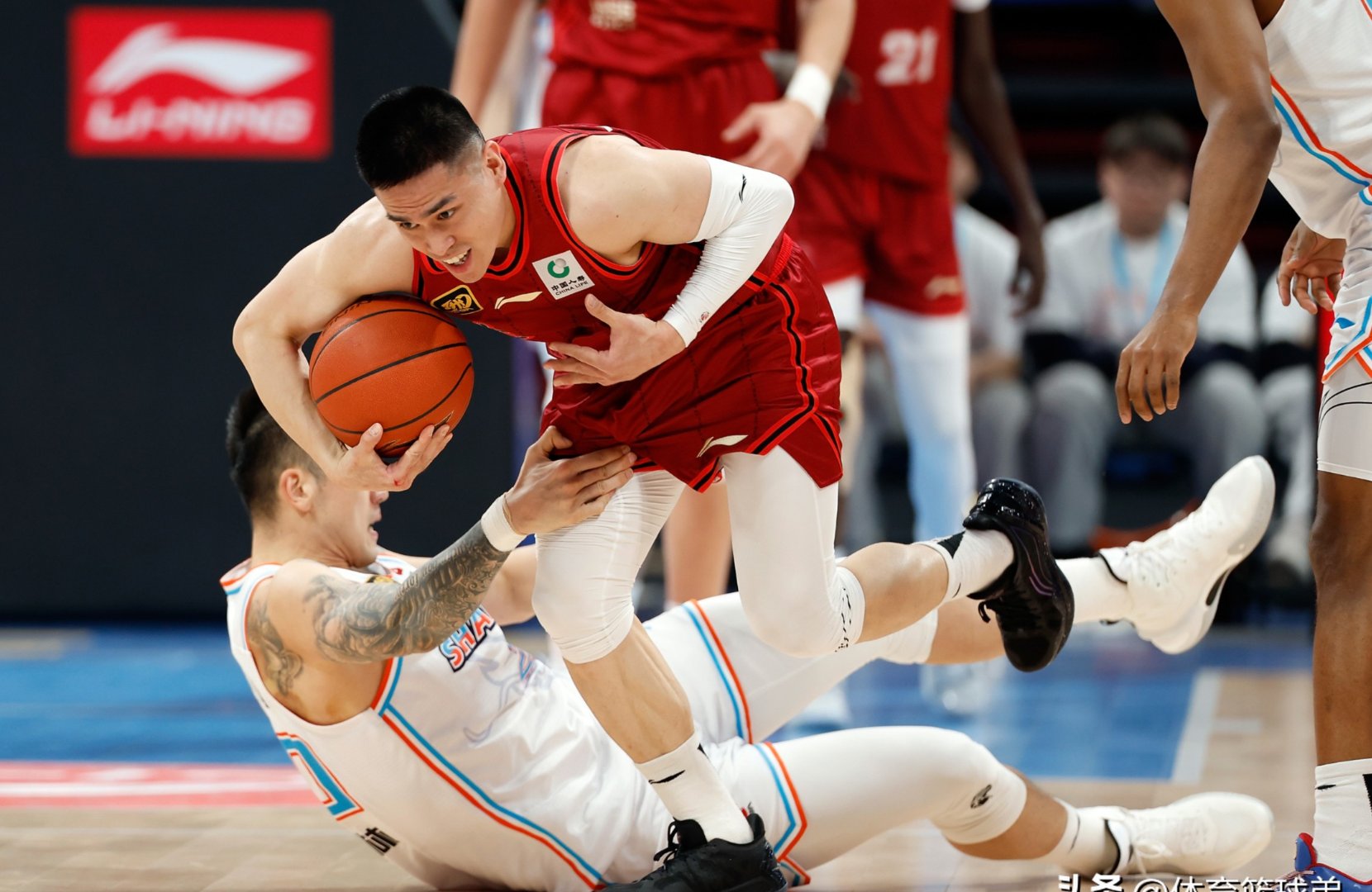 吉林男篮客场逆袭胜利，全队团结一心前行追光的简单介绍