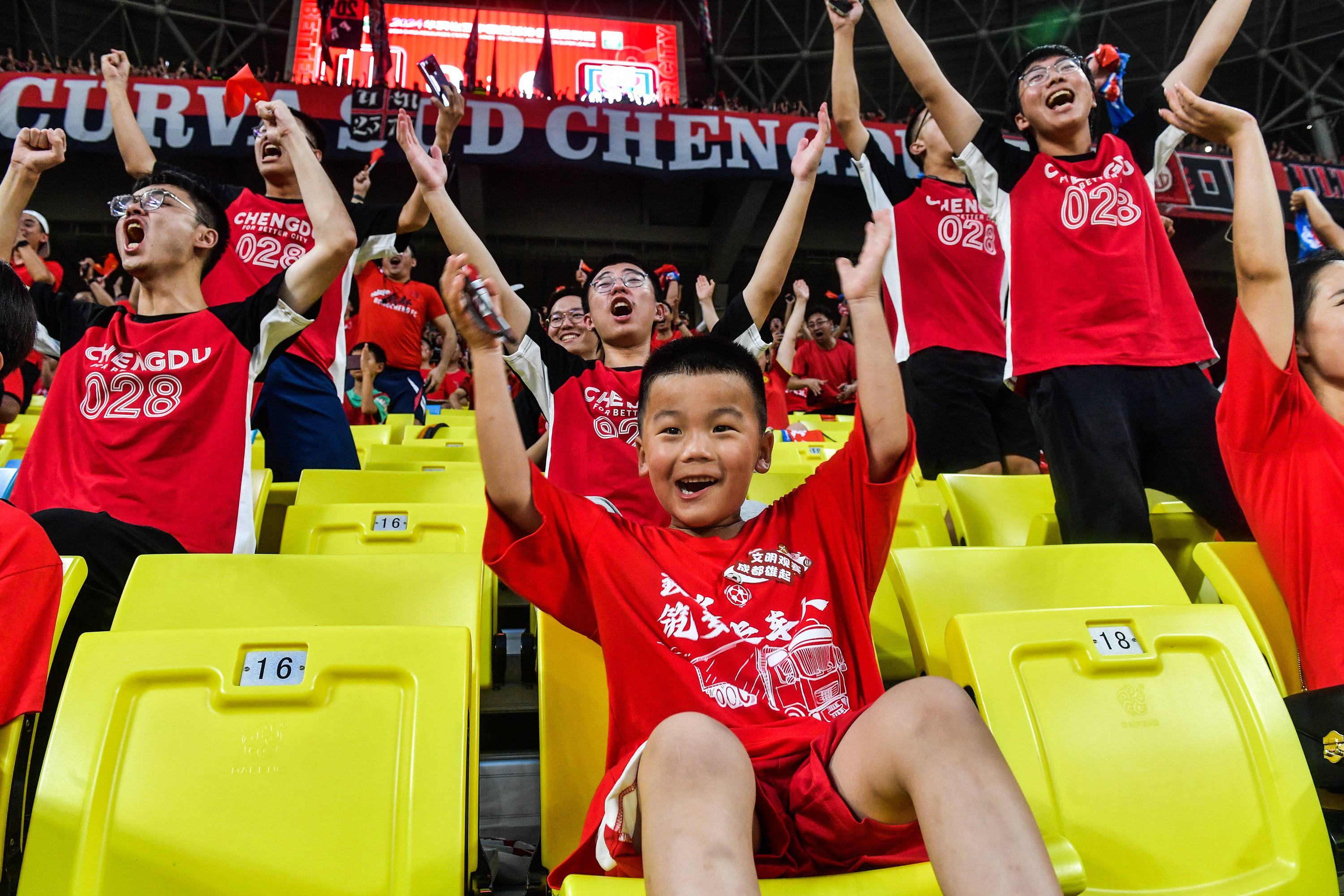 球迷疯狂为自己的队伍加油，篮球联赛火爆的简单介绍