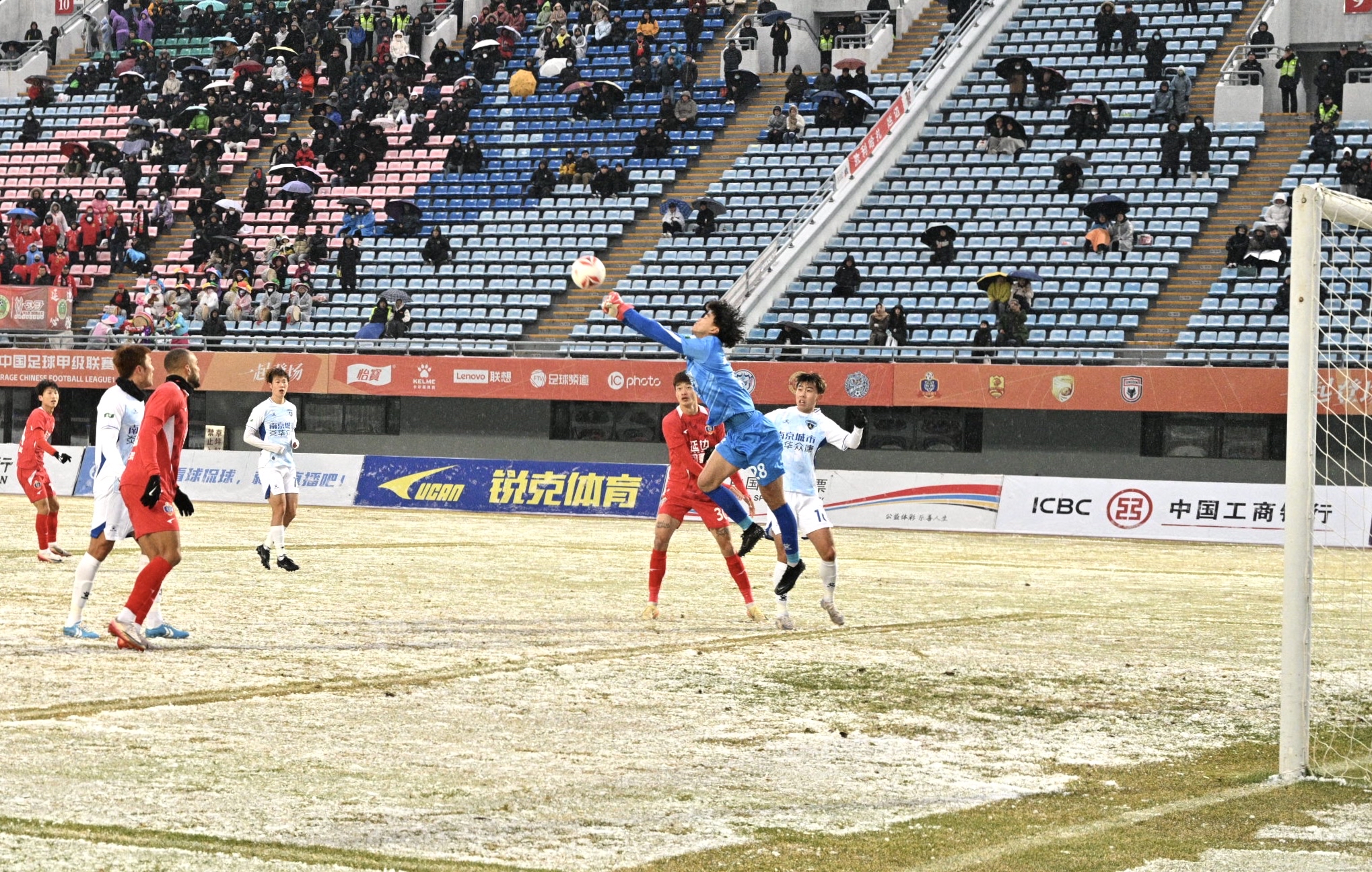 激烈足球比拼引爆赛场，观众热血沸腾的简单介绍