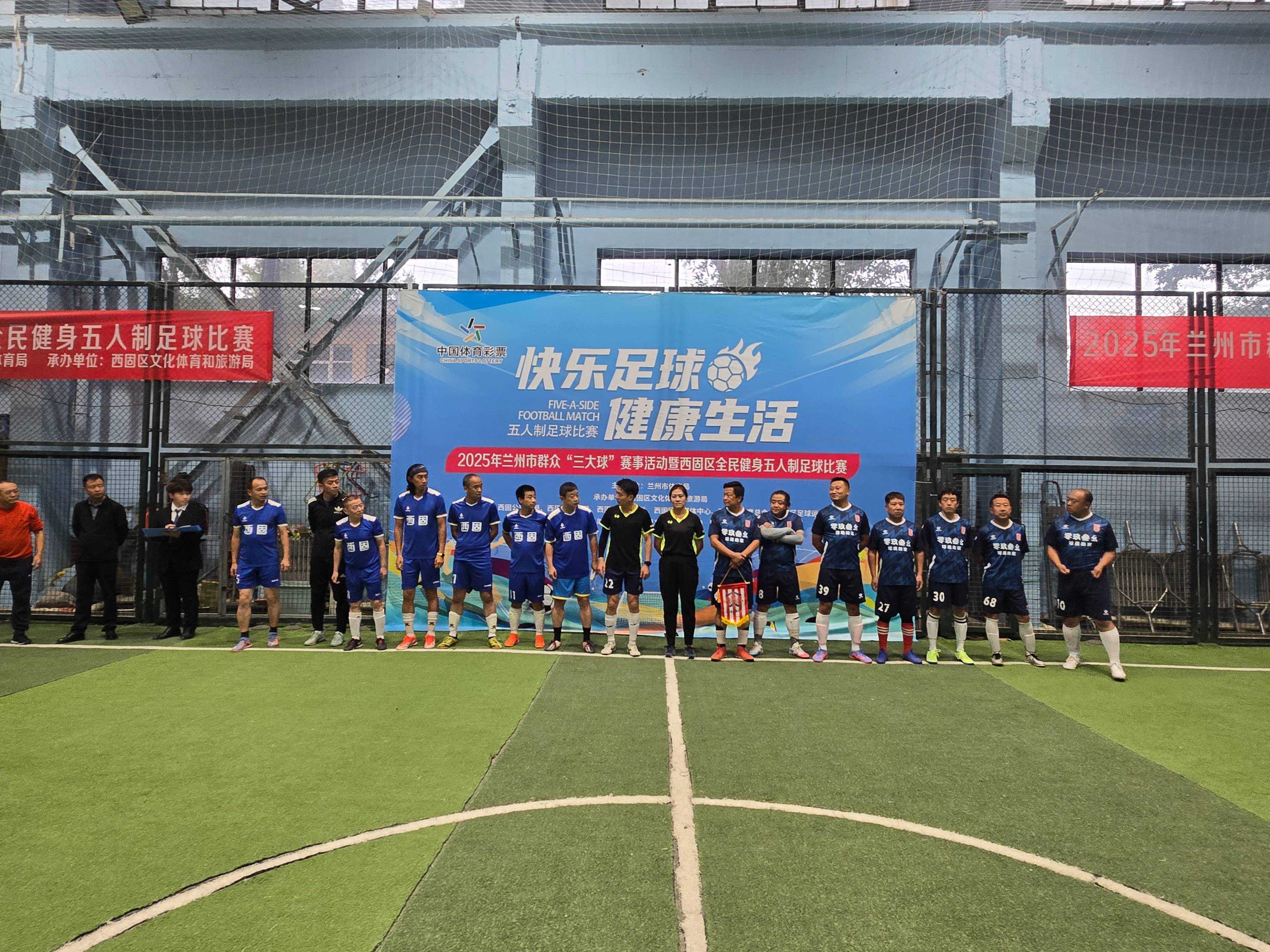 激烈足球比拼引爆赛场，观众热血沸腾的简单介绍