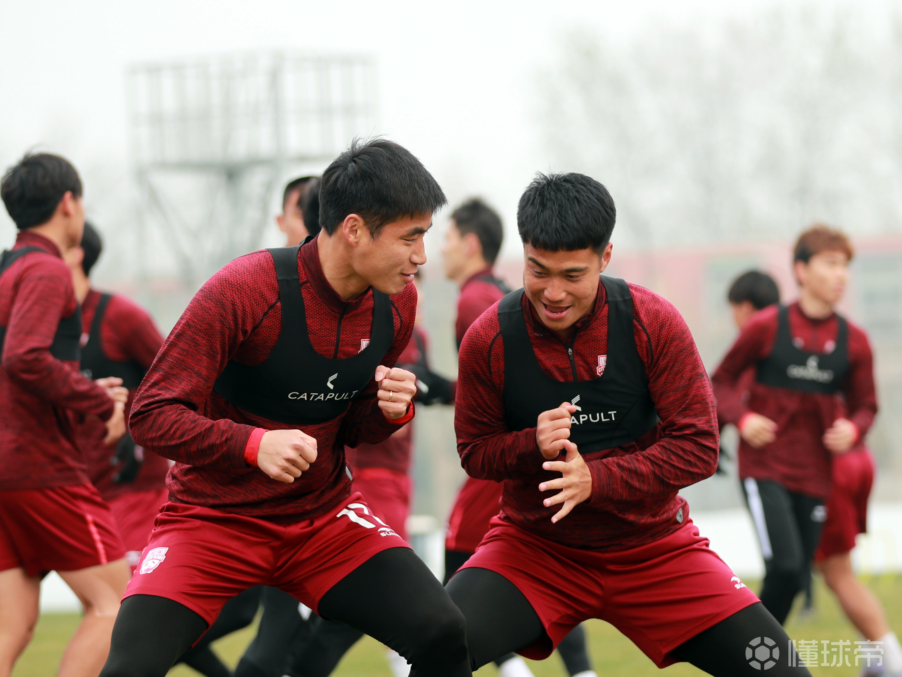 紧张激烈的场面，球员们全力以赴