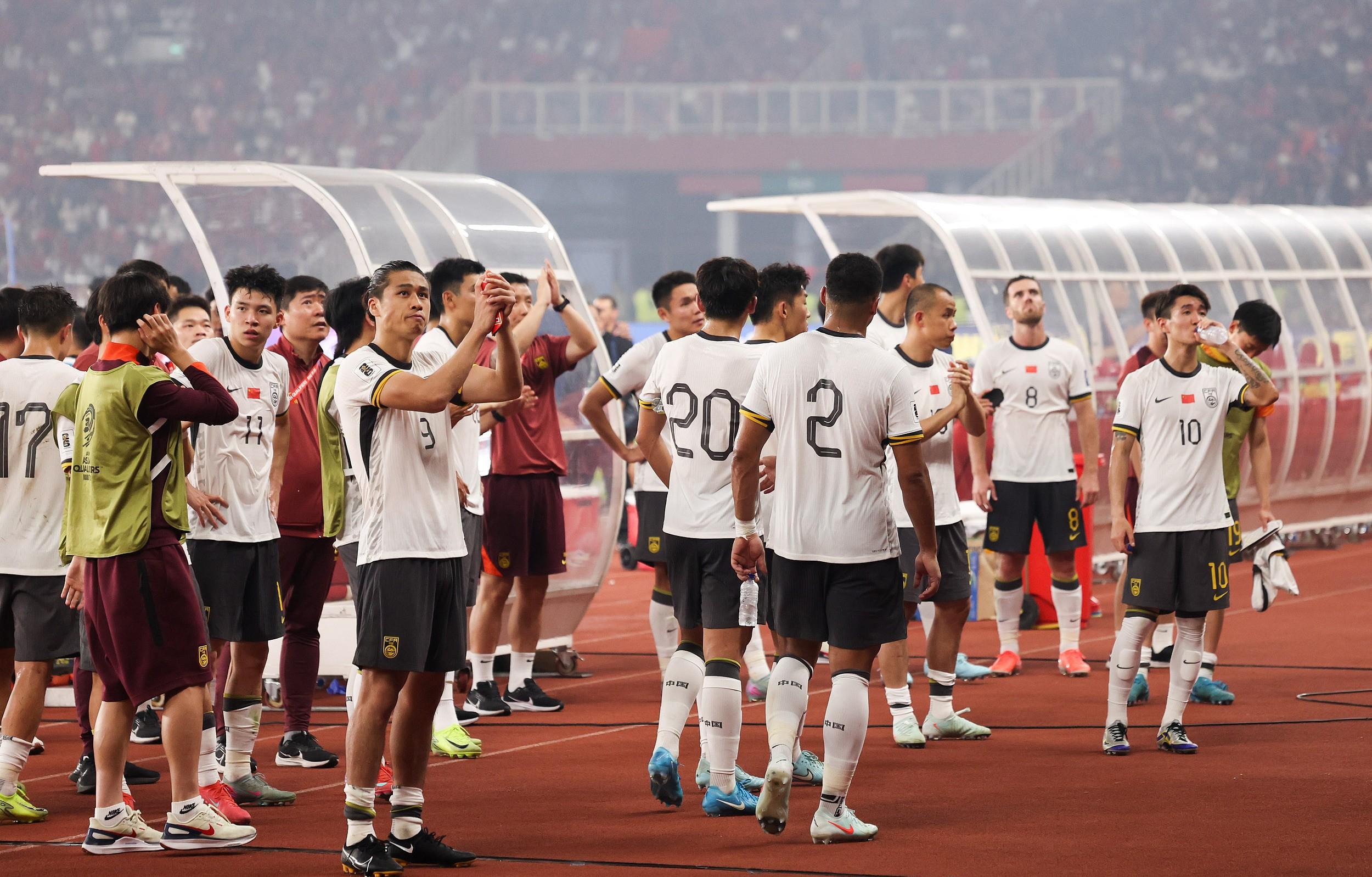 紧张激烈的场面，球员们全力以赴