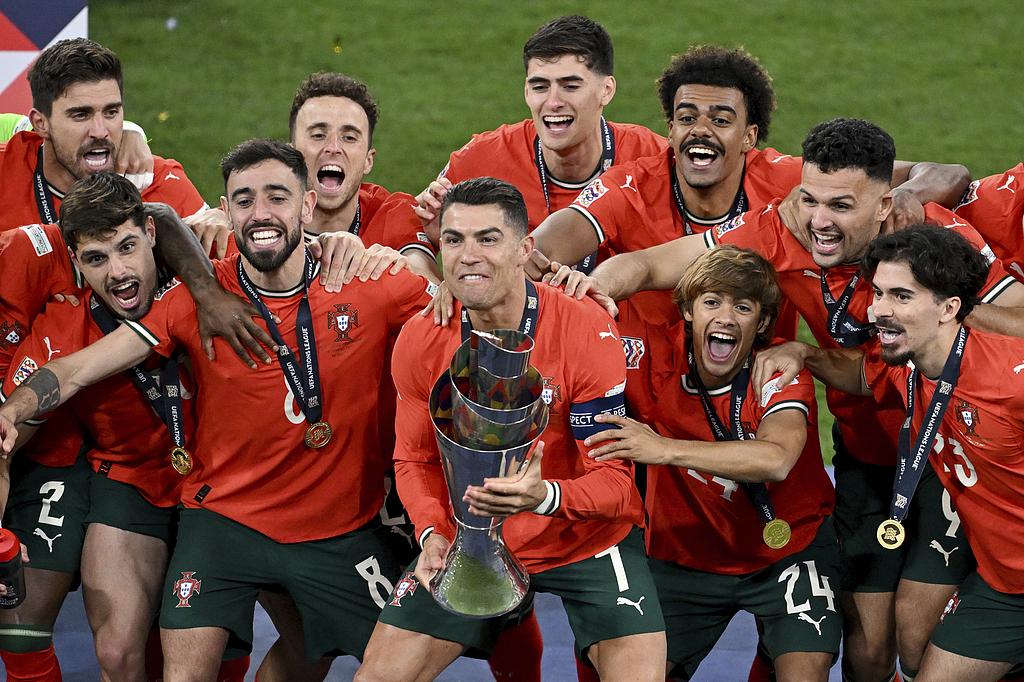 包含欧预赛风波不断，葡萄牙队夺得冠军的词条