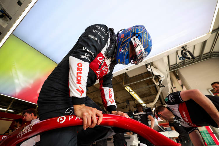 阿斯顿马丁横扫红牛二队，周冠宇刷新纪录的简单介绍